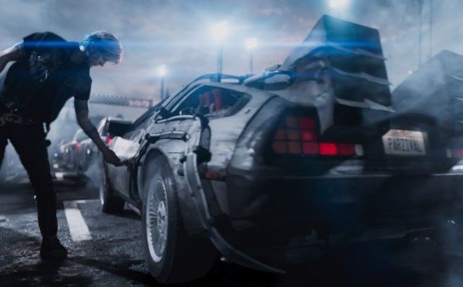 Parzival (Tye Sheridan) v navideznem svetu kajpak vozi srebrnega DeLoreana iz filmske serije Nazaj v prihodnost .