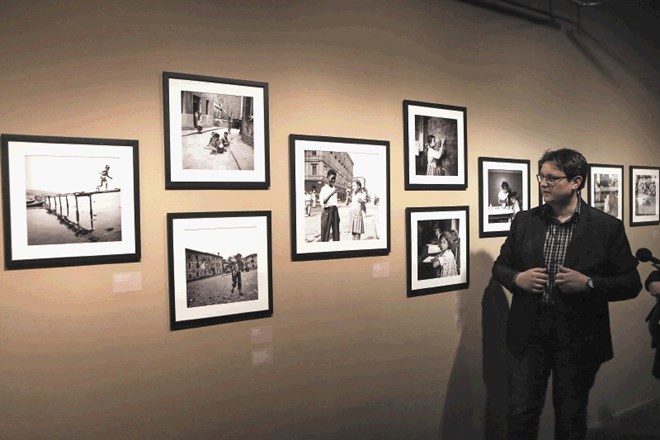 »Magajnova fotografska zapuščina, ki obsega 260.000 posnetkov, je na razstavi predstavljena v več sklopih. Najobsežnejši je...