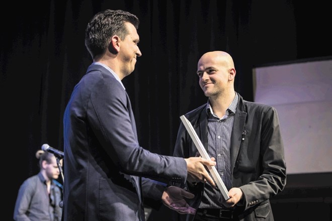Miha Lavtar, direktor Optiweba (desno), je priznanje prejel iz rok Uroša Taljata, vodje Zlate niti 2017.