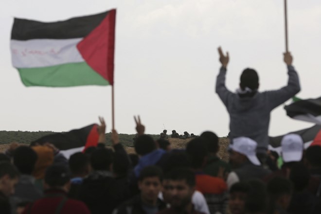Med protesti Palestincev ob meji z Izraelom najmanj štirje mrtvi, več sto ranjenih 