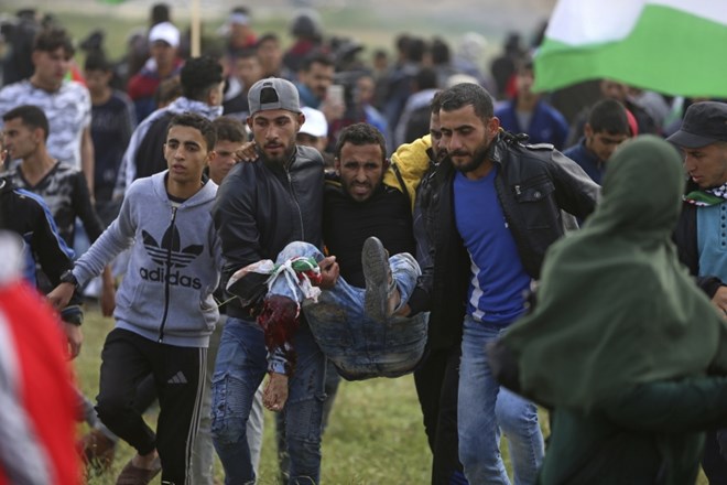 Med protesti Palestincev ob meji z Izraelom najmanj štirje mrtvi, več sto ranjenih 