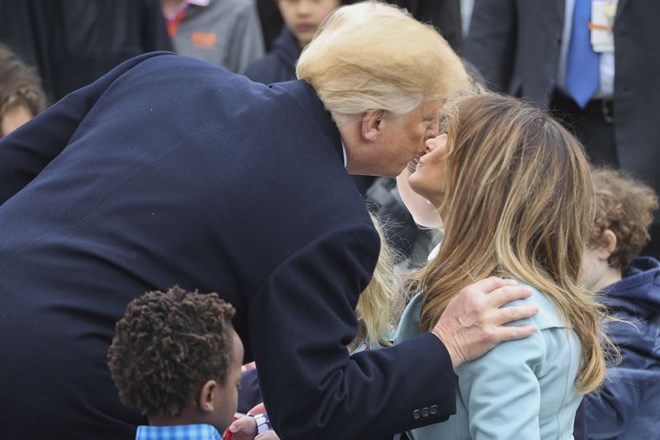 Ameriški mediji niso zgrešili poljuba, ki ga je ameriški predsednik namenil svoji soprogi.