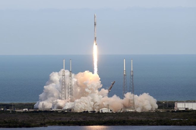 SpaceX je kapsulo na raketi Falcon 9 pred dvema dnevoma izstrelil iz floridskega Cape Canaverala