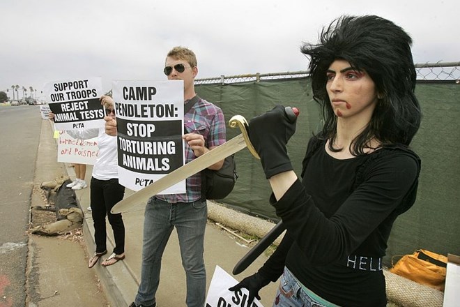 Nasim Aghdam (povsem desno) med protestom proti mučenju živali leta 2009.