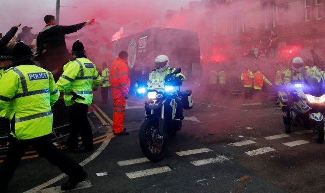 #foto #video Navijači Liverpoola napadli avtobus Manchester Cityja, poškodovana dva policista