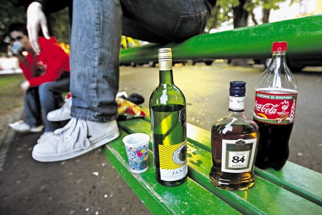Skoraj tretjina slovenskih petnajstletnikov je bila že najmanj dvakrat opita.