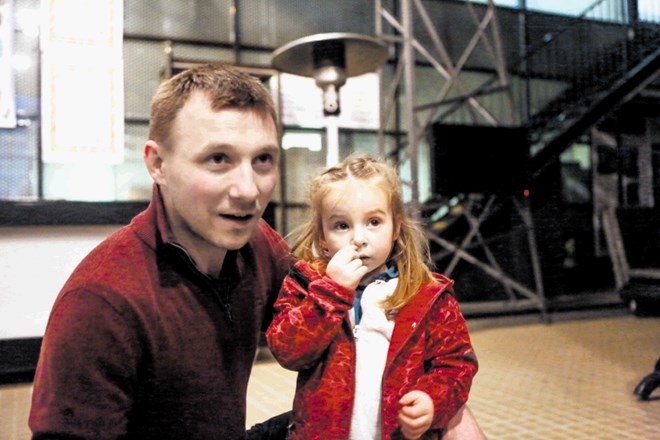 Štefan Strle s hčerko Tinkaro, najmlajšo plesalko med Rožanci: »Pri  Rožancih so me  pritegnili angažiran pristop, učenje...