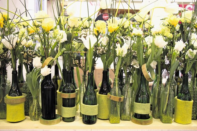 Pomladno cvetje v okrasnih steklenicah