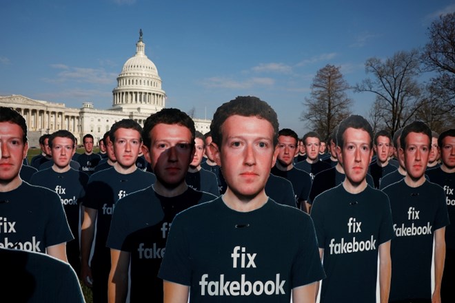 V Washingtonu so nekateri danes protestirali v podporo direktorju Facebooka.