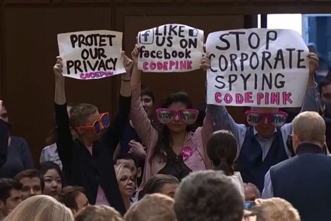 Protestniki so izražali zahteve po zasebnosti tudi v dvorani.