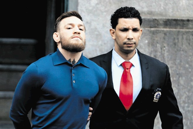 Conorja McGregorja (levo) so policisti po divjanju na newyorškem spektaklu borb UFC 223 aretirali in postavili pred sodnika.