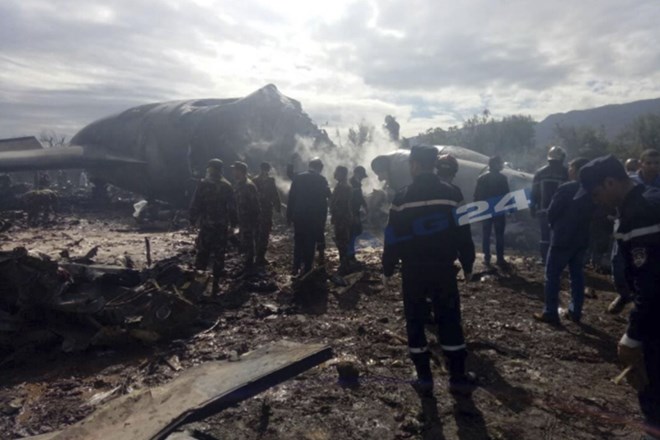 #video V strmoglavljenju vojaškega letala v Alžiriji več kot 250 mrtvih 