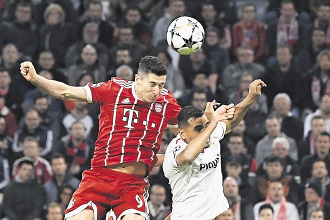 Nogometaši Bayerna (v rdečem) so se prek Seville uvrstili v polfinale lige prvakov.