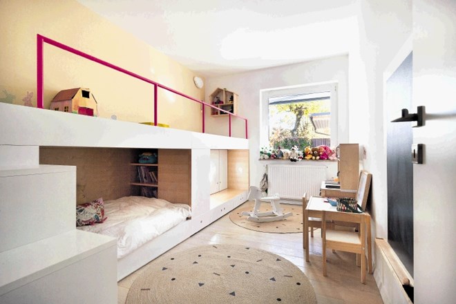 Otroška soba s po meri izdelanim pohištvom, v katerem je integriranih več funkcij (združuje spanje, igro, shranjevanje).