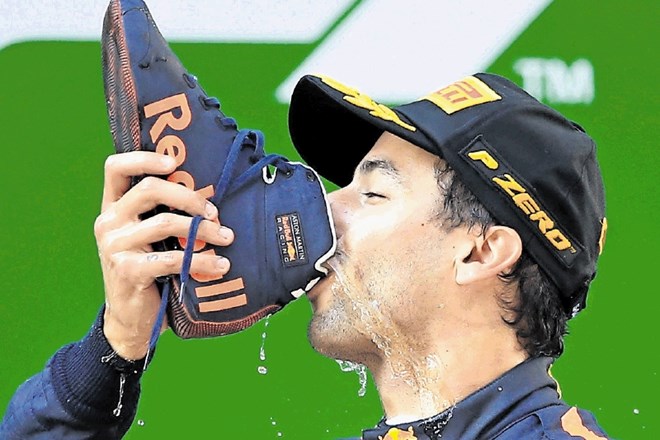 Daniel Ricciardo je ostal zvest tradiciji in ob zmagi pil šampanjec iz dirkaškega čevlja.
