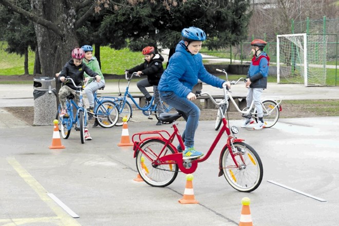 Učenci, ki so sodelovali v programu Varno na kolesu, so snovali zabavne igre, s katerimi se učijo prometnih pravil, in iskali...