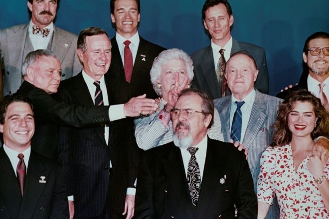 Busheva na fotografiji s hollywoodskimi zvezdniki. Leto fotografije ni znano.