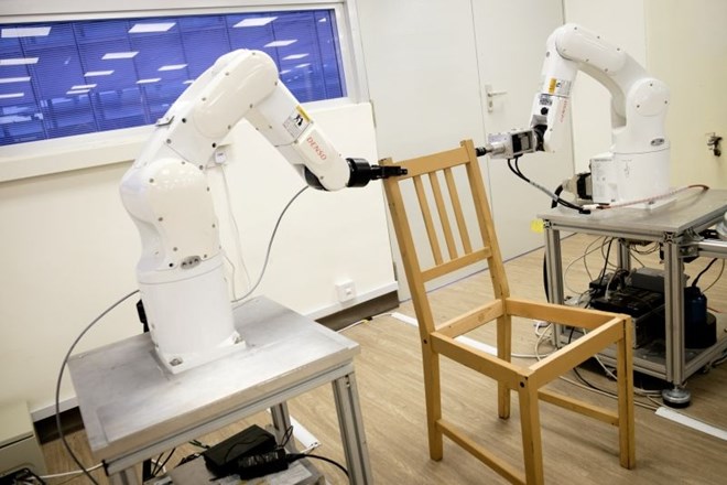 #video Robot Ikein stol sestavi v manj kot devetih minutah 