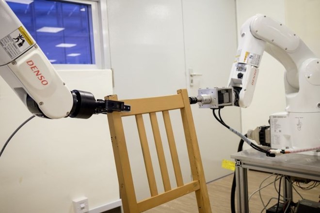 #video Robot Ikein stol sestavi v manj kot devetih minutah 