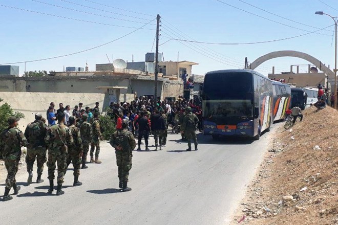 Sirski uporniki zapuščajo  območje blizu Damaska, OPCW na kraju domnevnega  napada 