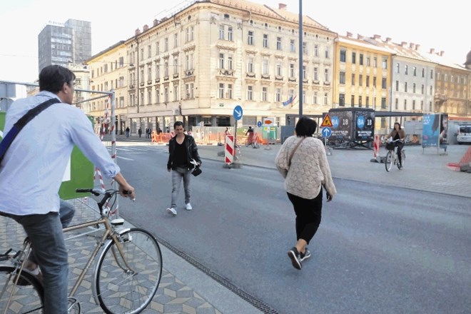 Pešci in kolesarji niso najbolje razumeli začasne prometne ureditve na delu Slovenske ceste pri križišču z Gosposvetsko...