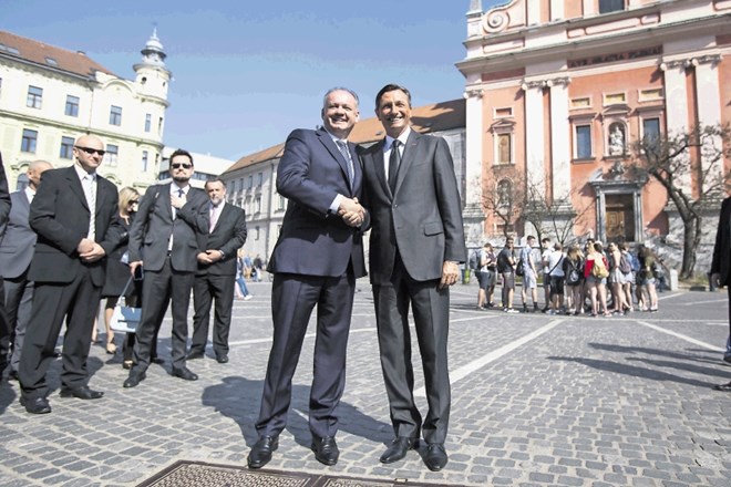 Predsednika Kisko in Pahor sta se tudi sprehodila po Ljubljani, slovaški gost pa je bil prvi tuji državnik, ki je položil...