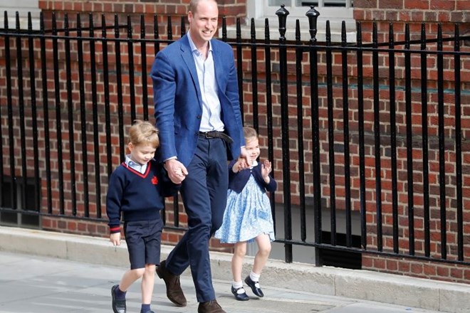 Prvorojenec George se je rodil julija 2013, hčerka Charlotte pa maja 2015. Na fotografiji z očetom, princem Williamom pred...