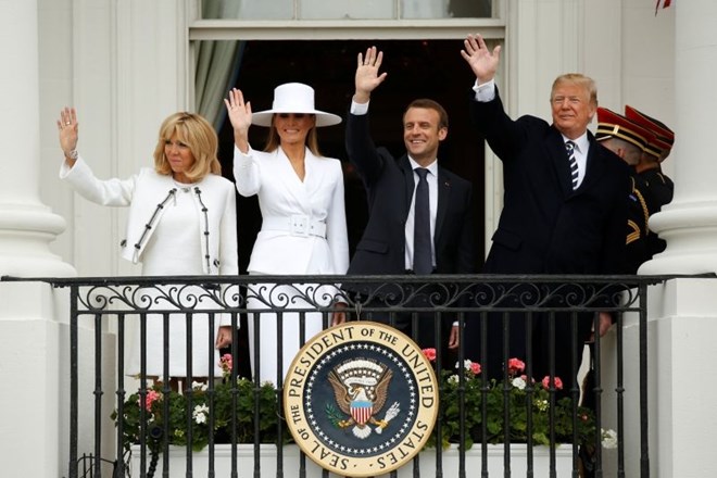 #foto #video Macron pri Trumpih: Melaniin bel klobuk ter nenavadno rokovanje in poljub predsednikov