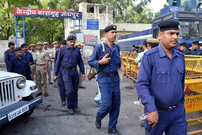 Močno zastražen zapor v kraju Jodhpur, kjer je bil od septembra 2013 priprt Asaram Bapu.