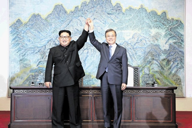 Moon Jae In in Kim Jong Un po podpisu skupne izjave o poti k trajnemu miru in jedrski razorožitvi  polotoka.