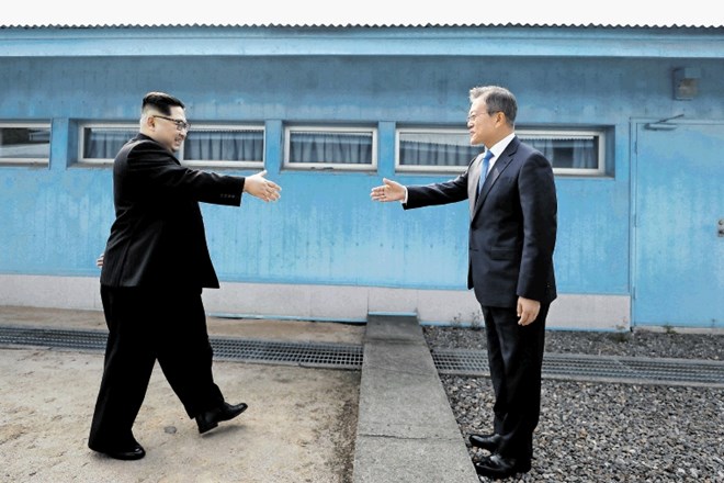 Moon Jae In in Kim Jong Un  sta v Hiši miru sedla za  ovalno mizo, široko natanko  2018 milimetrov, simbolično  povezanih z...
