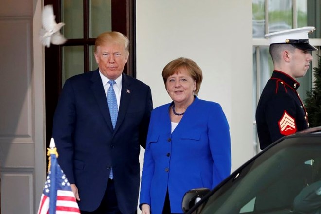#foto Kanclerka v Trumpovem objemu 