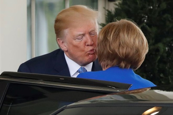 Ameriški predsednik je toplo sprejel nemško kanclerko.