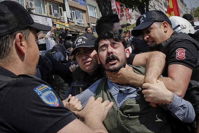 Iz Carigrada poročajo o 52 aretiranih demonstrantih, ki so poskušali prepovedi navkljub priti na glavni trg Taksim.