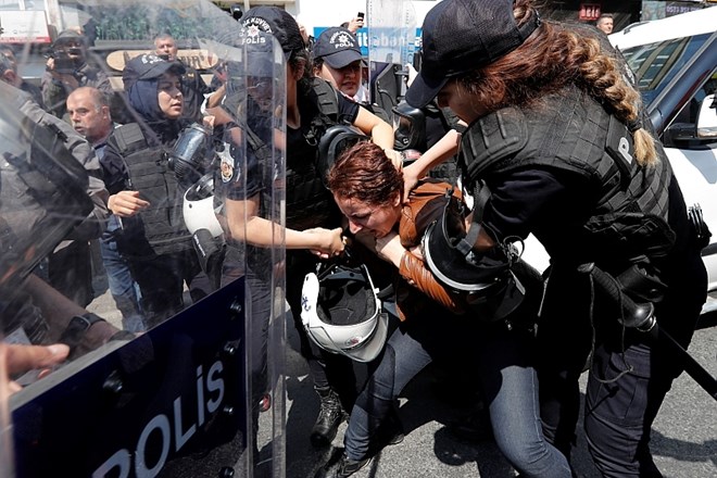 Iz Carigrada poročajo o 52 aretiranih demonstrantih, ki so poskušali prepovedi navkljub priti na glavni trg Taksim.