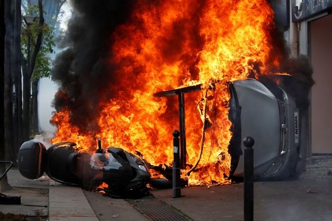 #foto #video V izgredih ob prvomajskih demonstracijah v Parizu aretirali 109 ljudi