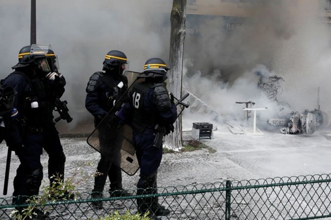#foto #video V izgredih ob prvomajskih demonstracijah v Parizu aretirali 109 ljudi