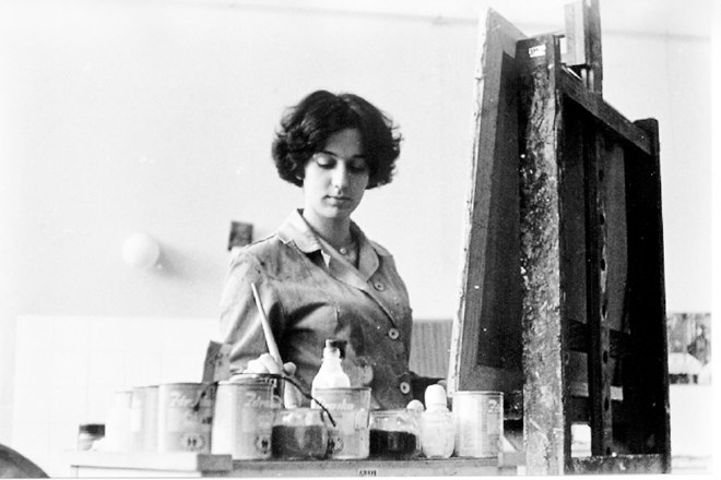 Podiplomska študentka slikarstva Metka Krašovec v slikarskem ateljeju UL ALUO, januarja 1965