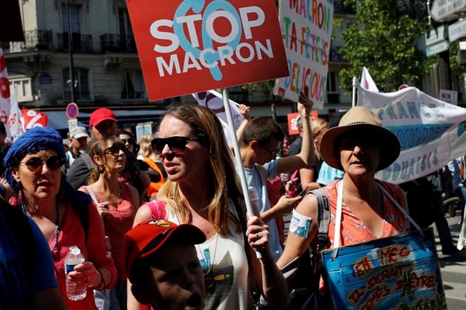 #foto Na shodih proti Macronu v Parizu več tisoč ljudi