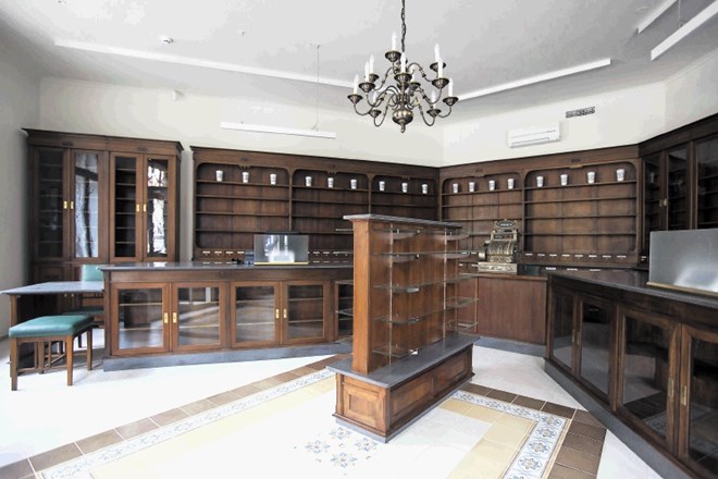 V sklopu skoraj 300.000 evrov vredne obnove so v javnem zavodu Lekarna Ljubljana restavrirali originalno pohištvo.
