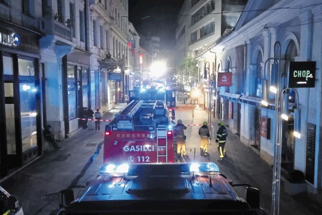 Požar v Čopovi ulici zajel ostrešje, gasilci imeli težave pri dostopu