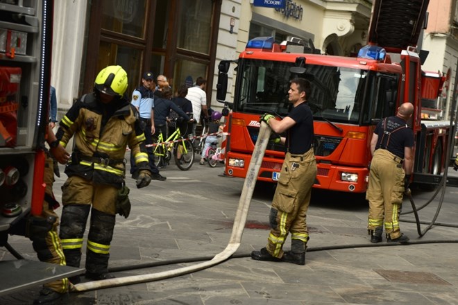 Požar v Čopovi ulici zajel ostrešje, gasilci imeli težave pri dostopu
