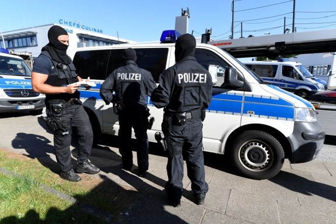 Pri hišnih preiskavah sodeluje okoli 800 nemških policistov.