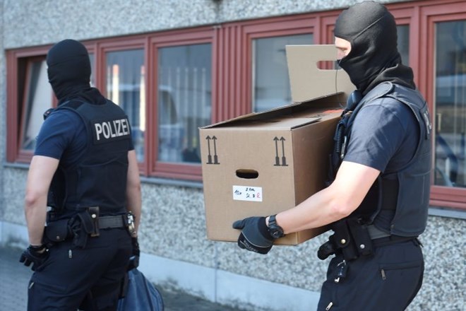 #foto 800 policistov v Nemčiji izvaja racije proti trgovini z ljudmi 