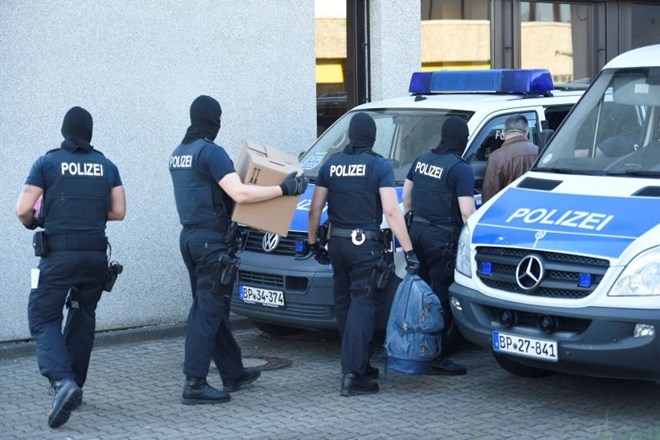#foto 800 policistov v Nemčiji izvaja racije proti trgovini z ljudmi 