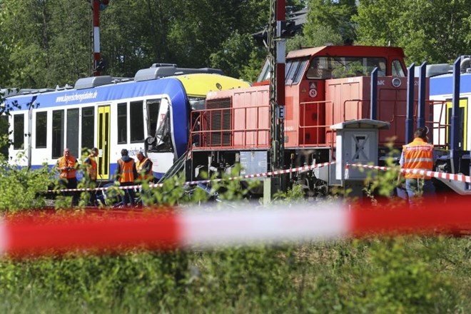 Za trčenje vlakov na Bavarskem, v katerem sta umrli dve osebi, naj bi bil kriv 24-letni kontrolor