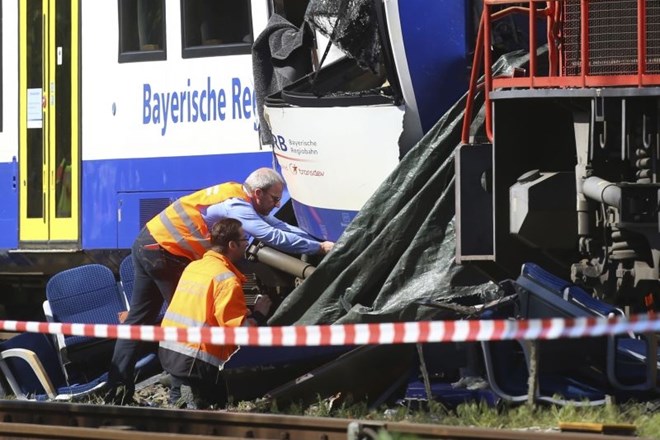 Za trčenje vlakov na Bavarskem, v katerem sta umrli dve osebi, naj bi bil kriv 24-letni kontrolor