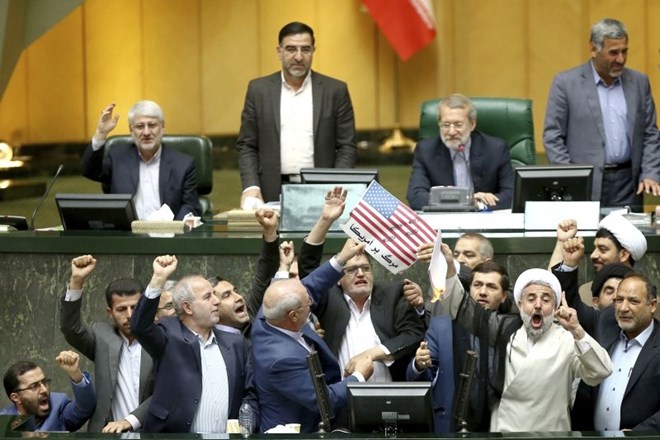 #foto V iranskem parlamentu zažgali ameriško zastavo 