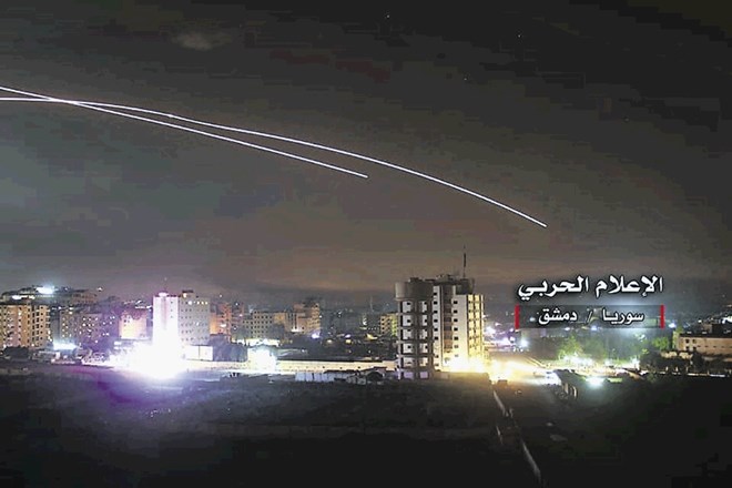 Rakete letijo po zraku nad Damaskom, kjer je izraelska vojska streljala na položaje protizračne obrambe. Izrael trdi, da je...