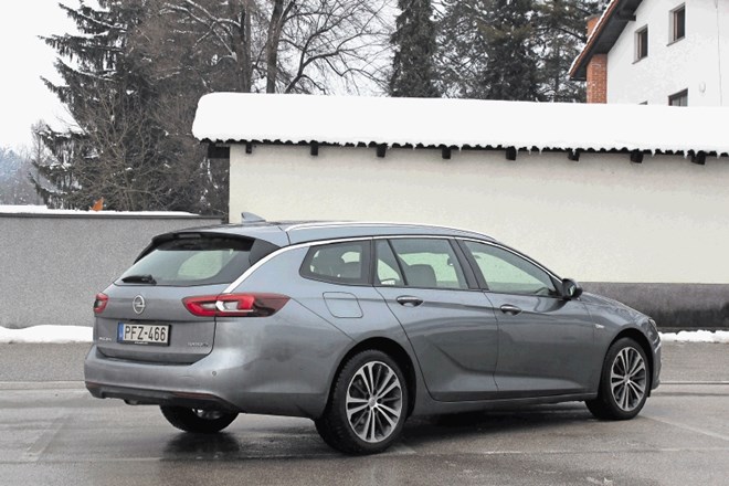 Mazda 6 sport combi in Opel Insignia sports tourer: Karavana, ki še najmanj stavita na svoja prtljažnika